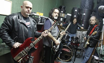 Barón Rojo en su local de ensayo en Madrid, en 2010, cuando se reunió la formación original. De Izquierda a derecha: Carlos de Castro (Guitarra y voz), Sherpa (bajo y voz), Hermes Calabria (batería) y Armando de Castro (guitarra).