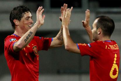 Torres celebra con Iniesta su segundo gol frente a Liechtenstein.