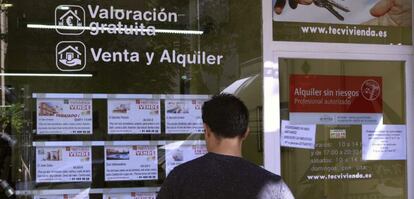 Vista de un escaparate de una inmobiliaria en Madrid, con anuncios de pisos en venta. EFE/Archivo