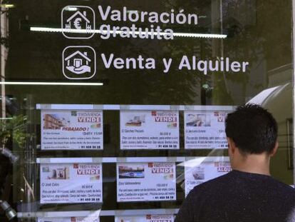 Vista de un escaparate de una inmobiliaria en Madrid, con anuncios de pisos en venta. EFE/Archivo