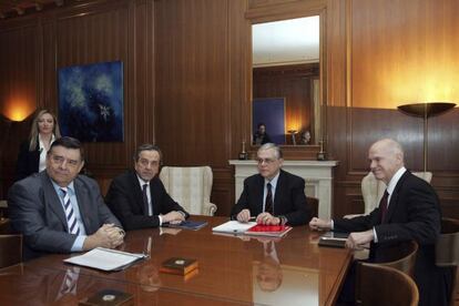 El primer ministro, Lukas Papademos (segundo por la derecha), con los líderes políticos.