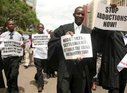 Abogados zimbabueses se manifiestan pidiendo el fin de las desapariciones y que las negociaciones entre partidos den fruto con motivo del 60º aniversario de la Declaración Universal de los Derechos Humanos