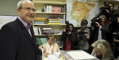 El candidato de los socialistas catalanes a la presidencia de la Generalitat, José Montilla, se dispone a emitir su voto en la Escuela de Adultos de Sant Just Desvern (Barcelona).