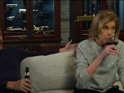 Christine Baransky y Gary Cole en el primer capítulo de la quinta temporada de 'The Good Fight'.