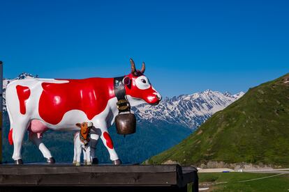 Agua pura en Andermatt (Suiza). En el valle de Ursern hay un pueblo que cautivó a Goethe en su visita a esta región de los Alpes suizos. Es Andermatt y su agua es de las más puras de Europa, pues de sus inmediaciones brotan varios manantiales. Es el lugar perfecto para todo tipo de deportes de nieve. Entre noviembre y mayo abren sus 21 kilómetros de rutas de 'cross-country', para quienes no osen calzarse unos esquís. Está junto a la legendaria garganta de Schöllenen, desfiladero que da acceso al Paso de San Gotardo, un antiguo camino de pastores. Entre los túneles y puentes del desfiladero destaca el puente del Diablo, inmortalizado por Turner. El museo local (Talmuseum Ursern) cuenta las historias y leyendas vinculadas a este intrincado cruce alpino.