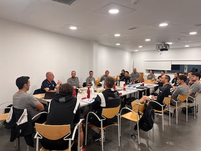 Jordi Ribera (segundo por la izquierda) dirige la reunión nocturna de los técnicos en la que se analiza la jornada y se prepara la siguiente.