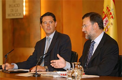 El ministro Michavila, junto a Rajoy, durante la rueda de prensa posterior a la reunión del Consejo de Ministros.