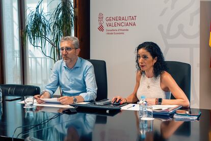 El consejero de Hacienda, Arcadi Espa?a, y la directora de la Agencia Tributaria Valenciana (ATV), Sonia Daz, en una imagen de archivo.