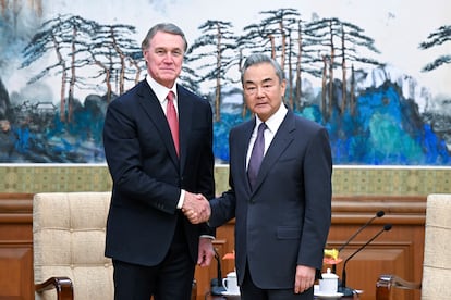 El ministro de Exteriores chino, Wang Yi (derecha) recibe al embajador de EE UU en Pekín, David Perdue