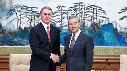 El ministro de Exteriores chino, Wang Yi (derecha) recibe al embajador de EE UU en Pekín, David Perdue.