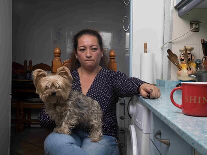 María Fernanda Maldonado, que fue víctima de una compañera de piso que trató de envenenarla a ella y a sus hijos, retratada en su cocina, en Móstoles.