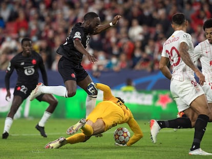 Ikoné, autor del segundo gol del Lille, intenta superar a Bono.