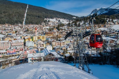 Vista invernal de Ortisei y uno de sus funiculares.