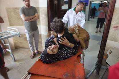 Una mujer y su hijo, en el hospital Nasser tras ser heridos en un ataque israelí sobre Jan Yunis. 