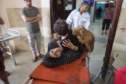 Una mujer y su hijo, en el hospital Nasser tras ser heridos en un ataque israelí sobre Jan Yunis. 