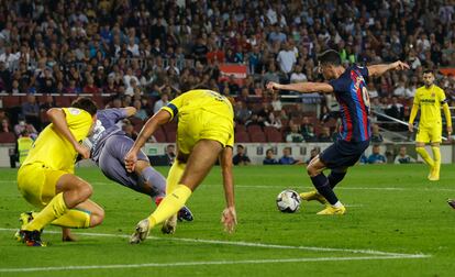 Liga Santander: Robert Lewandowski durante la acción de su primer gol en el Barcelona-Villarreal