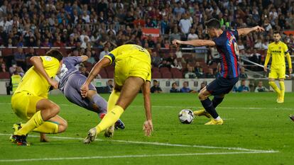 Robert Lewandowski durante la acción de su primer gol en el Barcelona-Villarreal, partido de la décima jornada de la Liga, en el Camp Nou este jueves.
