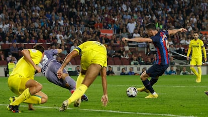 Robert Lewandowski durante la acción de su primer gol en el Barcelona-Villarreal, partido de la décima jornada de la Liga, en el Camp Nou este jueves.