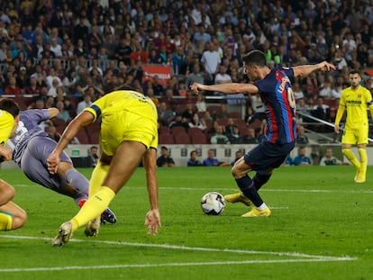 Robert Lewandowski durante la acción de su primer gol en el Barcelona-Villarreal, partido de la décima jornada de la Liga, en el Camp Nou este jueves.