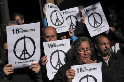 Um grupo de pessoas com cartazes em lembrança às vítimas dos atentados de Paris, durante o minuto de silêncio celebrado na cidade de Pamplona (Espanha).