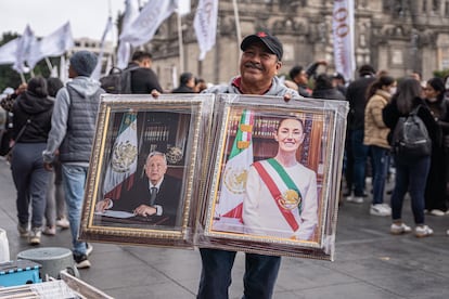 Un asistente al evento, muestra las fotografas oficiales del expresidente Andrs Manuel Lpez Obrador y la actual presidenta Claudia Sheinbaum. 