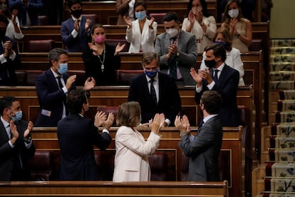 El diputado del PP Antonio González Terol es ovacionado por los miembros de su grupo parlamentario tras su intervención en el pleno del Congreso de este jueves.