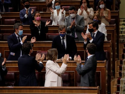 El diputado del PP Antonio González Terol es ovacionado por los miembros de su grupo parlamentario tras su intervención en el pleno del Congreso de este jueves.