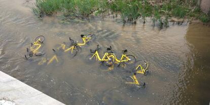 Bicicletas de la empresa OFO arrojadas en el río Manzanares.