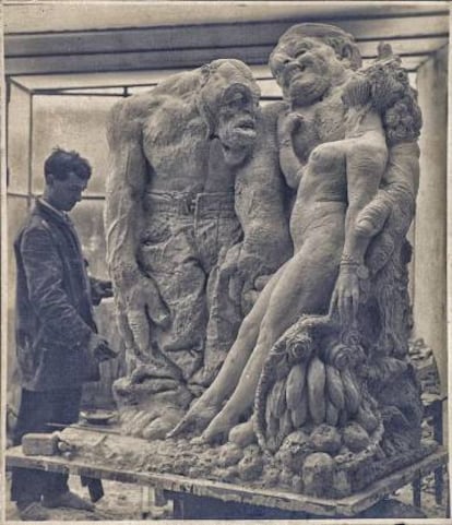 Ismael Smith, realitzant el 1907 el seu conjunt escultòric desaparegut 'En abundància'.
