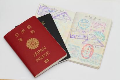 El pasaporte de oro. Algo imprescindible a la hora de viajar es la documentación y el poder que esta tiene. Sin el pasaporte o el visado correspondiente para entrar a diferentes países, sería imposible moverse por el mundo. Pero no todos los pasaportes son iguales. El más poderoso y con el que no hace falta realizar casi ningún trámite extra es el japonés (llave para 193 países). Le siguen de cerca los de Singapur y Corea del Sur (192 destinos). En tercera posición, empatado con Alemania, está el pasaporte español, con 190 destinos sin necesidad de visado. Japón, además de tener el pasaporte más poderoso, tiene el mejor aeropuerto del mundo: el de Haneda, en Tokio, se ha alzado como la mejor terminal, con una puntuación de 8,83, según el ranking elaborado por AirHelp. En sus instalaciones se puede disfrutar de una gran oferta gastronómica, tiendas y atracciones de todo tipo.