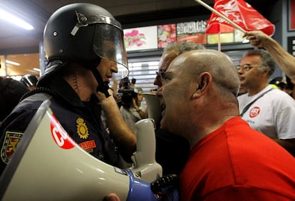 Un grupo de sindicalistas se enfrenta verbalmente a la policía en la estación de Atocha