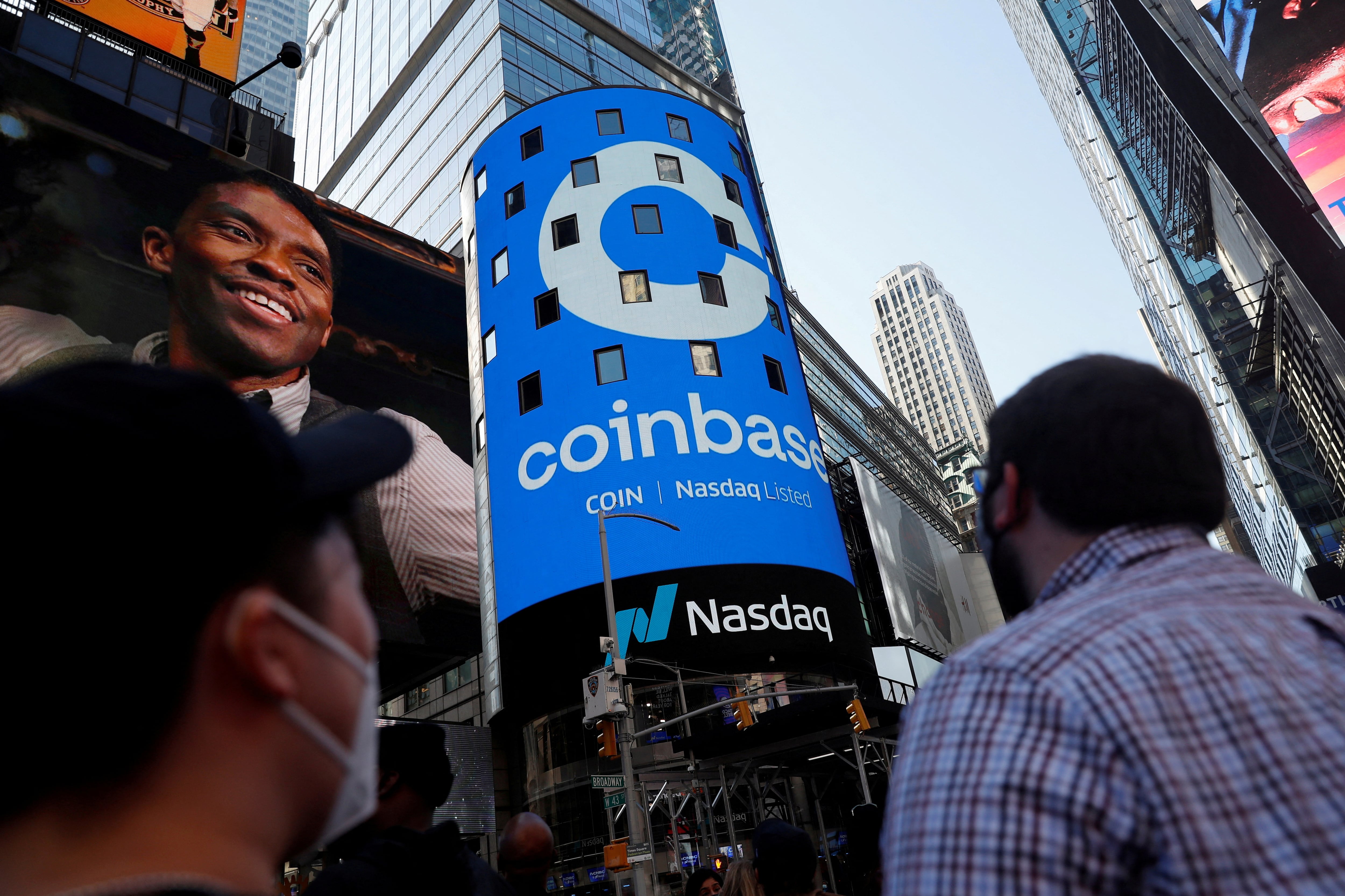 El logo de Coinbase en Times Square el día del debut de la plataforma, el 14 de abril de 2021. 