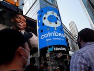 El logo de Coinbase en Times Square en Nueva York.