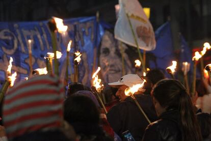 Decenas de personas participan en una marcha de antorchas para rendir homenaje a Eva Perón en Buenos Aires (Argentina), el 7 de mayo de 2019, en el que sería cumpleaños número 100 de la exprimera dama.