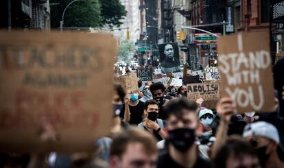 Algunos manifestantes marchan en las calles de Manhattan, en Nueva York, para protestar contra el racismo. El asesinato de Floyd en Minneapolis ya siempre estará grabado en la memoria nacional como un episodio más de la violencia policial que sufre de manera desigual la comunidad negra del país.