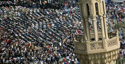 Los manifestantes rezan en la plaza Tahrir, en la oración del mediodía.