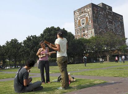 La Universidad Nacional Autónoma de México (UNAM) tiene 300.000 alumnos.