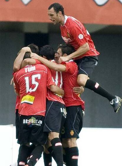 Los jugadores del Mallorca celebran un gol contra el Xerez.