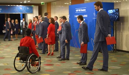 La delegación de España antes de entrar en la sala.