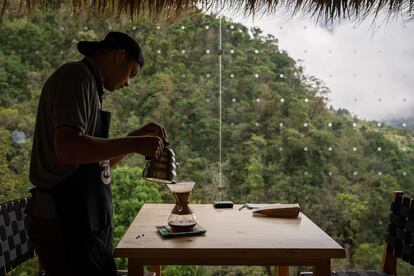 Un trabajador en la cafetería del proyecto comunitario de Providencia, en Dota (Costa Rica)