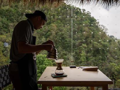 Un trabajador en la cafetería del proyecto comunitario de Providencia, en Dota (Costa Rica).