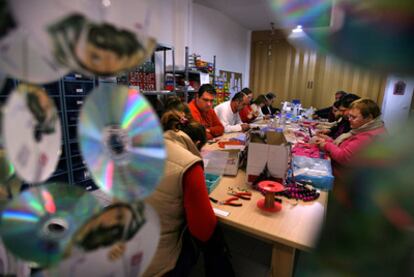 Un taller de bisutería de Valencia en el que trabajan enfermos mentales.