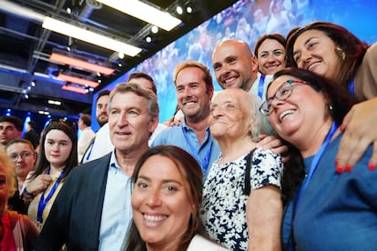 Feijóo y militantes de Alcorcón, con Pilar Vélez en el centro junto al líder del PP.