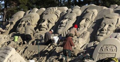 Los seis candidatos republicanos representados en una escultura de arena en Myrtle Beach, Carolina del Sur, donde este lunes se celebra el próximo debate.