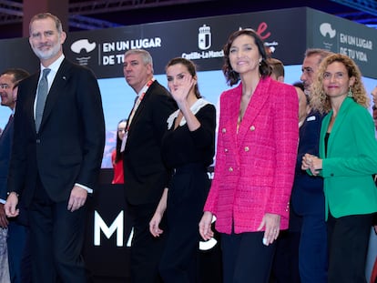 A la izquierda, el rey Felipe VI, acompañado de la ministra de Industria, Comercio y Turismo, Reyes Maroto.