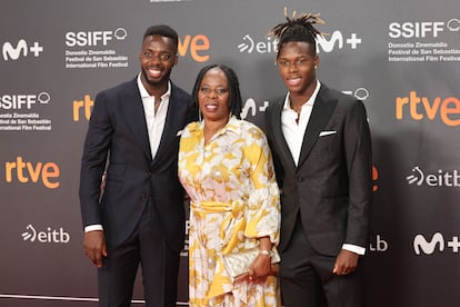 Iñaki Williams (a la izquierda) y Nico Williams, junto a su madre María Arthuer, posan en el 'photocall', el 20 de septiembre.