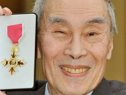 Burt Kwouk, en 2011, posa con una Orden de la concesi&oacute;n del Imperio Brit&aacute;nico, en Londres.