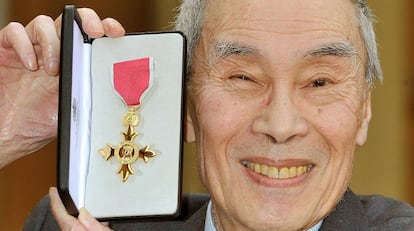 Burt Kwouk, en 2011, posa con una Orden de la concesi&oacute;n del Imperio Brit&aacute;nico, en Londres.