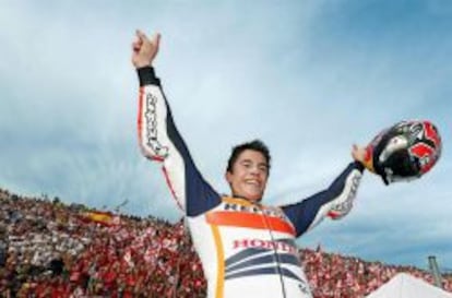 El campe&oacute;n del mundo de Moto GP, el piloto espa&ntilde;ol Marc M&aacute;rquez, celebra su t&iacute;tulo al terminar tercero en la &uacute;ltima prueba del mundial el Gran Premio de la Comunidad Valenciana disputado en el Circuito Ricardo Tormo en Cheste (Valencia). 