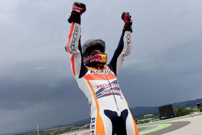 Marc Márquez celebra la victoria de la carrera de Moto GP
